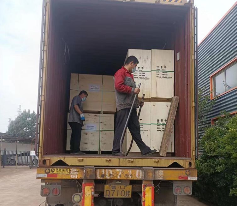 Mesin Gergaji Logam Memuat kontainer 40HQ